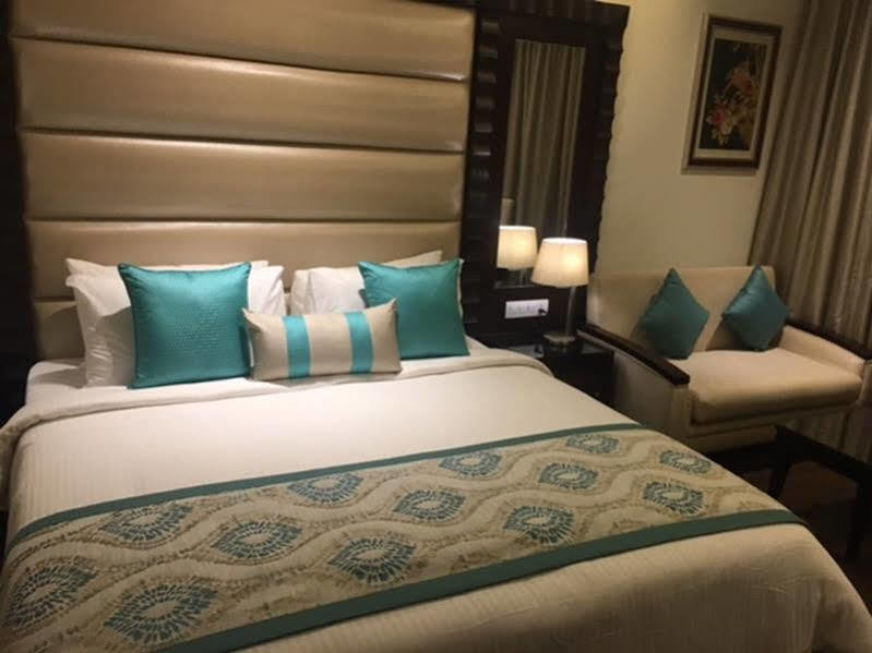 Deventure Sarovar Portico Kapashera, New Delhi Delhi (National Capital Territory of India) Exterior foto